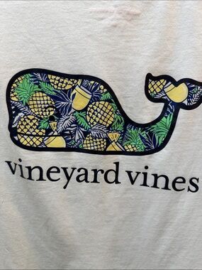 Vineyard Vines Women’s White Short-Sleeve Pocket Tee with Tropical Whale